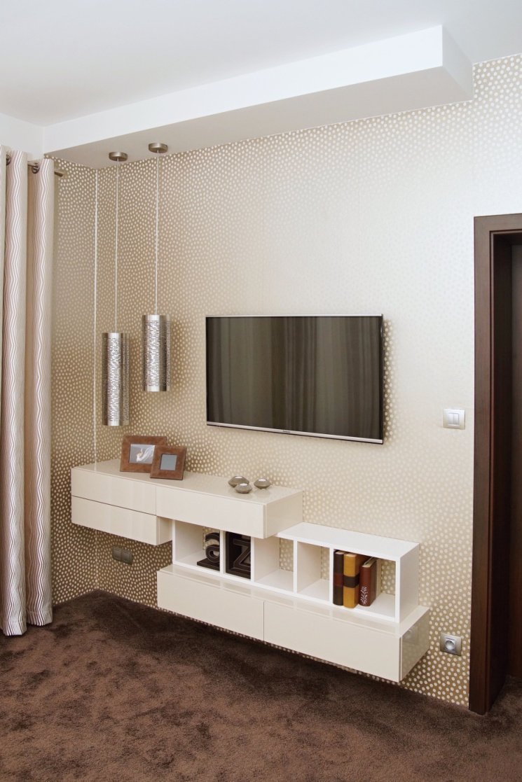 Proměna ložnice pro podnikavé manžele v neutrální barevnosti&nbsp;s využitím&nbsp;hry světel, kontrastů&nbsp;třpytivého lesku a metalického matu u&nbsp…