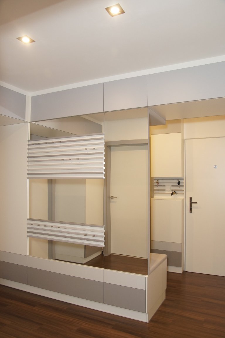 Proměna klasické panelákové předsíně, jenž krom propojení sedmi dveří a vchodů nenabízela nic moc dalšího. Zoufale jí chyběla schopnost nabídnout úložné…