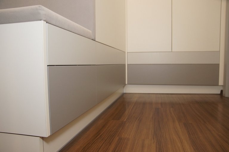 Proměna klasické panelákové předsíně, jenž krom propojení sedmi dveří a vchodů nenabízela nic moc dalšího. Zoufale jí chyběla schopnost nabídnout úložné…