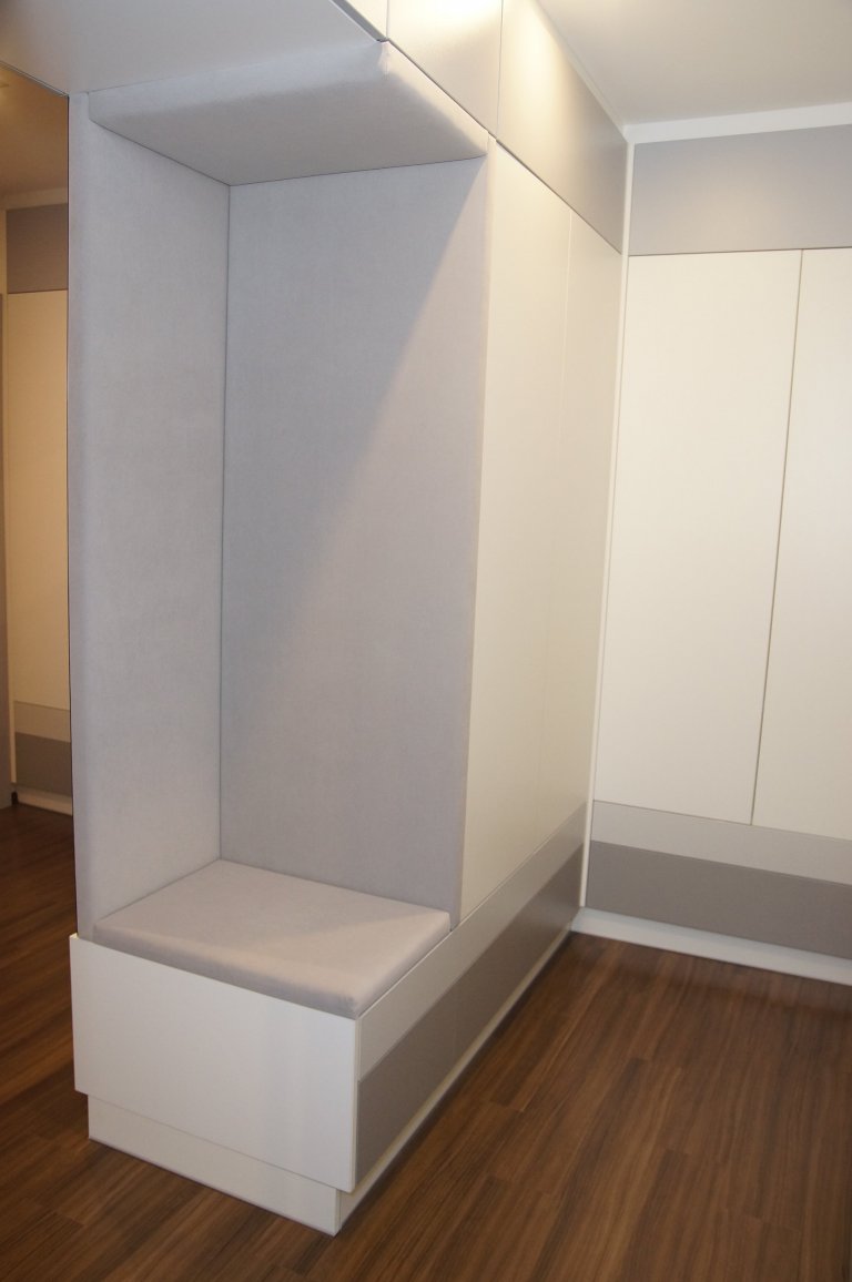 Proměna klasické panelákové předsíně, jenž krom propojení sedmi dveří a vchodů nenabízela nic moc dalšího. Zoufale jí chyběla schopnost nabídnout úložné…