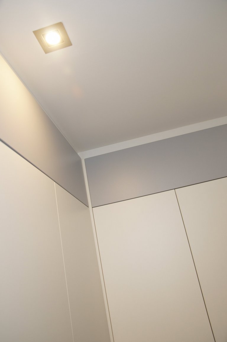 Proměna klasické panelákové předsíně, jenž krom propojení sedmi dveří a vchodů nenabízela nic moc dalšího. Zoufale jí chyběla schopnost nabídnout úložné…