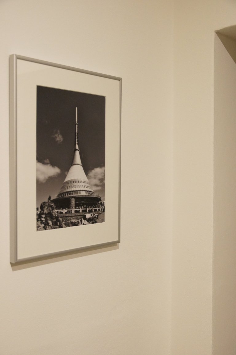 Proměna klasické panelákové předsíně, jenž krom propojení sedmi dveří a vchodů nenabízela nic moc dalšího. Zoufale jí chyběla schopnost nabídnout úložné…