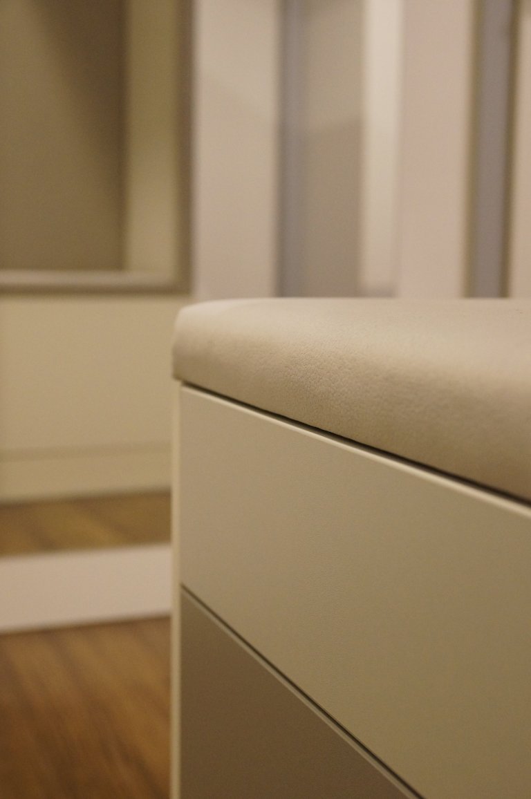 Proměna klasické panelákové předsíně, jenž krom propojení sedmi dveří a vchodů nenabízela nic moc dalšího. Zoufale jí chyběla schopnost nabídnout úložné…