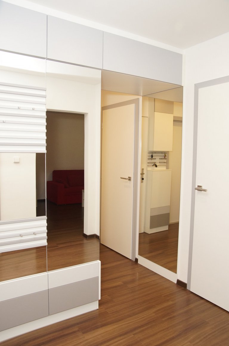 Proměna klasické panelákové předsíně, jenž krom propojení sedmi dveří a vchodů nenabízela nic moc dalšího. Zoufale jí chyběla schopnost nabídnout úložné…