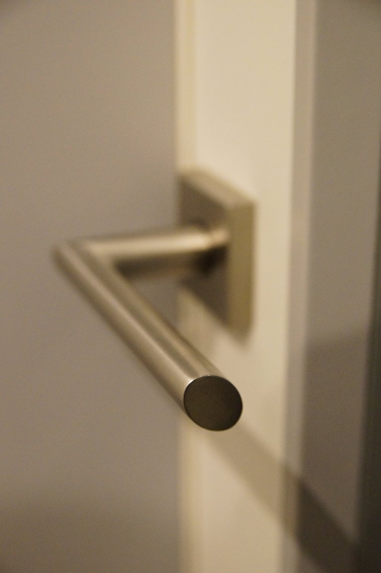 Proměna klasické panelákové předsíně, jenž krom propojení sedmi dveří a vchodů nenabízela nic moc dalšího. Zoufale jí chyběla schopnost nabídnout úložné…