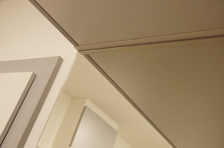 Proměna klasické panelákové předsíně, jenž krom propojení sedmi dveří a vchodů nenabízela nic moc dalšího. Zoufale jí chyběla schopnost nabídnout úložné…