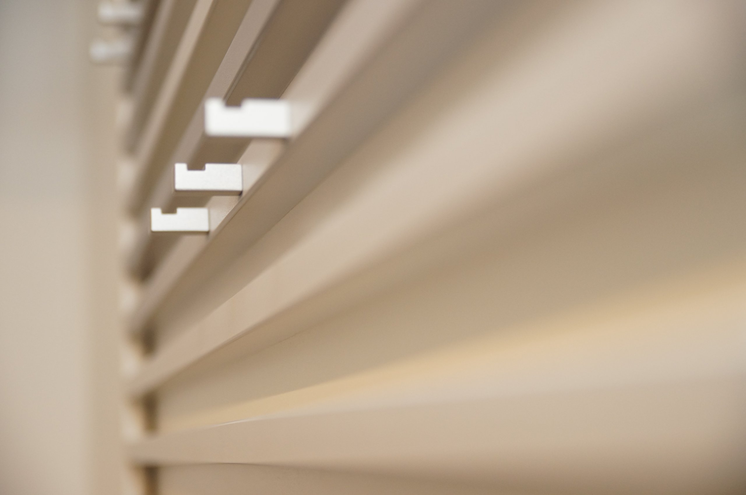 Proměna klasické panelákové předsíně, jenž krom propojení sedmi dveří a vchodů nenabízela nic moc dalšího. Zoufale jí chyběla schopnost nabídnout úložné…