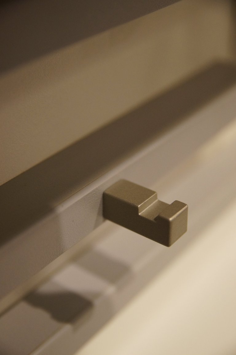 Proměna klasické panelákové předsíně, jenž krom propojení sedmi dveří a vchodů nenabízela nic moc dalšího. Zoufale jí chyběla schopnost nabídnout úložné…