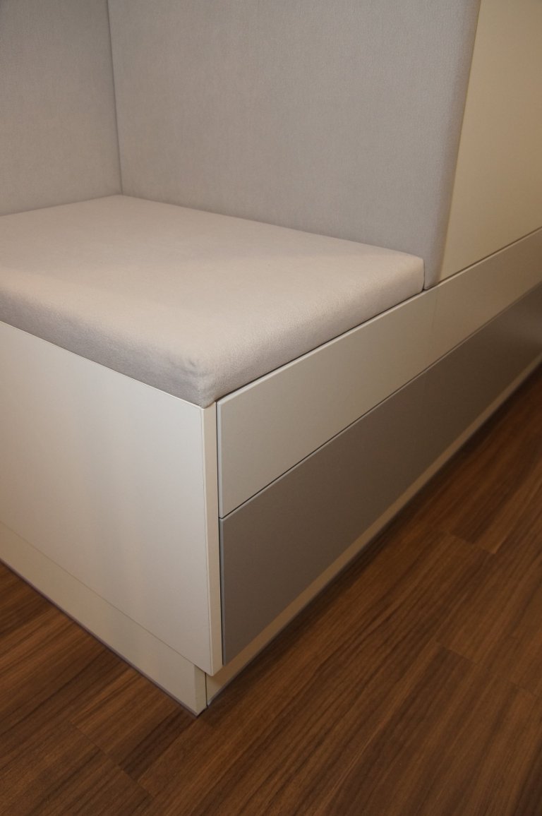 Proměna klasické panelákové předsíně, jenž krom propojení sedmi dveří a vchodů nenabízela nic moc dalšího. Zoufale jí chyběla schopnost nabídnout úložné…