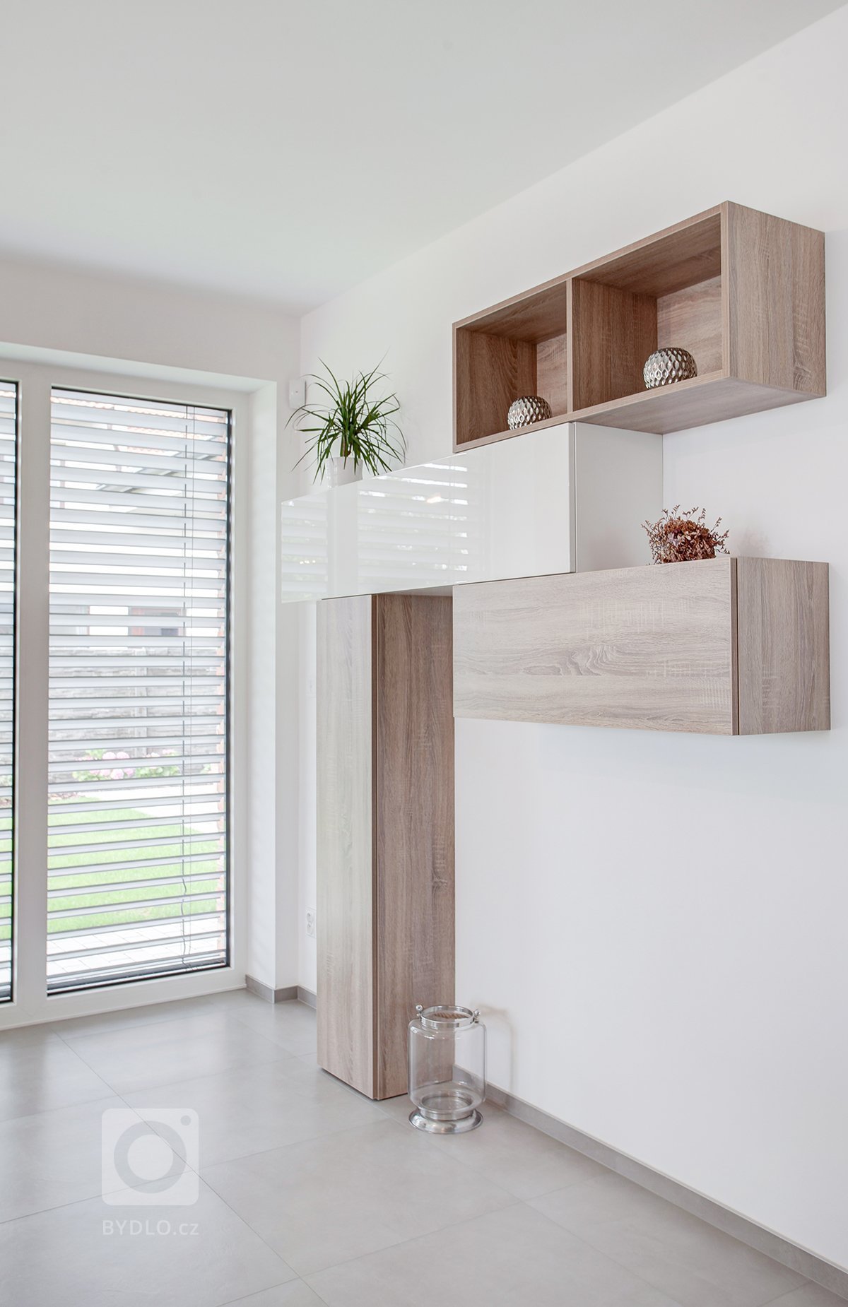 Rodinný dům se nachází na okraji&nbsp;města&nbsp;v kontaktu se zelení a přírodou. Naším cílem bylo vytvořit moderní a útulné prostory,&nbsp;spojit přírodní a…