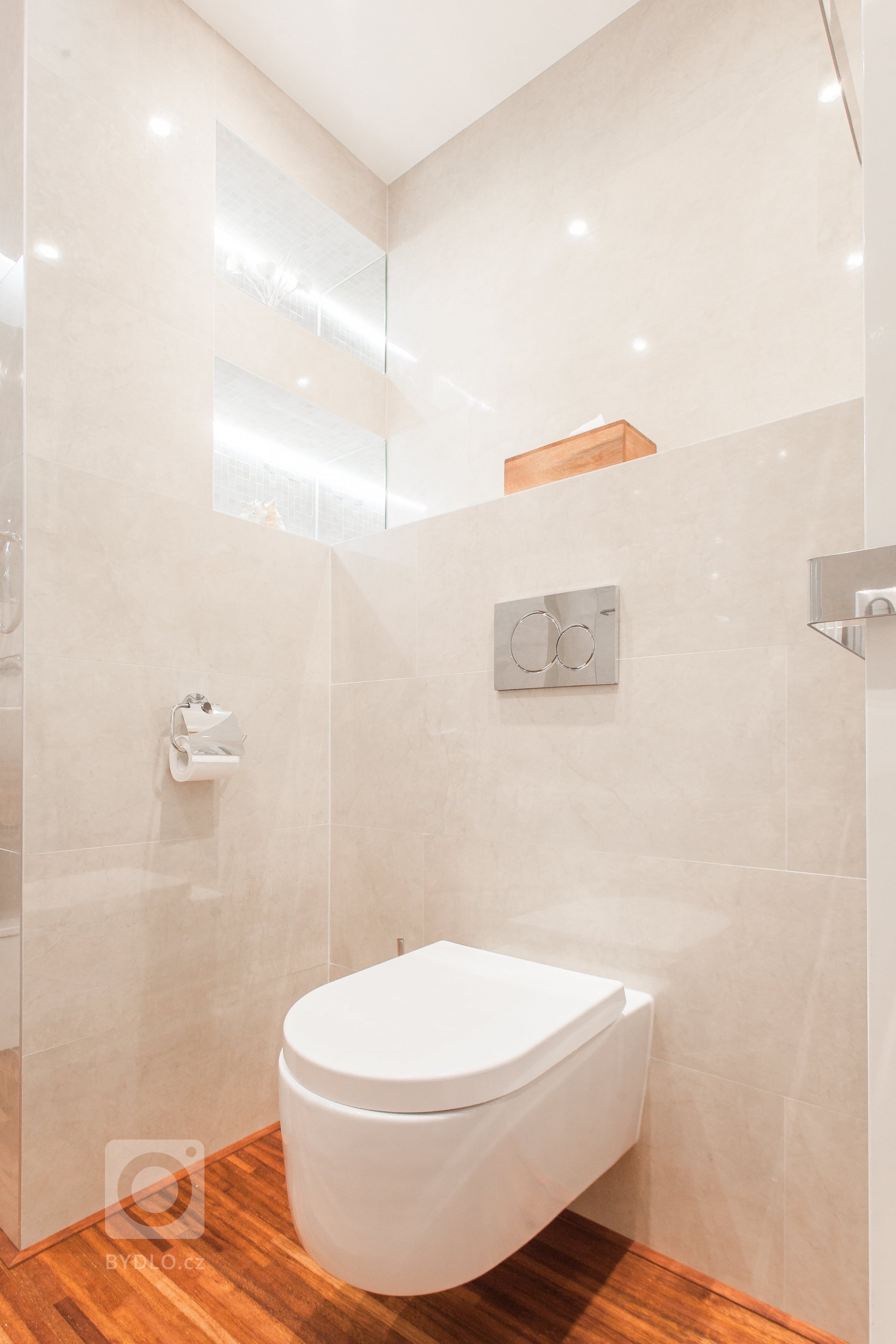 Rekonstrukce hygienického zázemí v tradičním vihohradském bytě měla zásadně zlepšit komfort jeho užívání. Ze stávající nevyhovující koupelny, odděleného WC a…