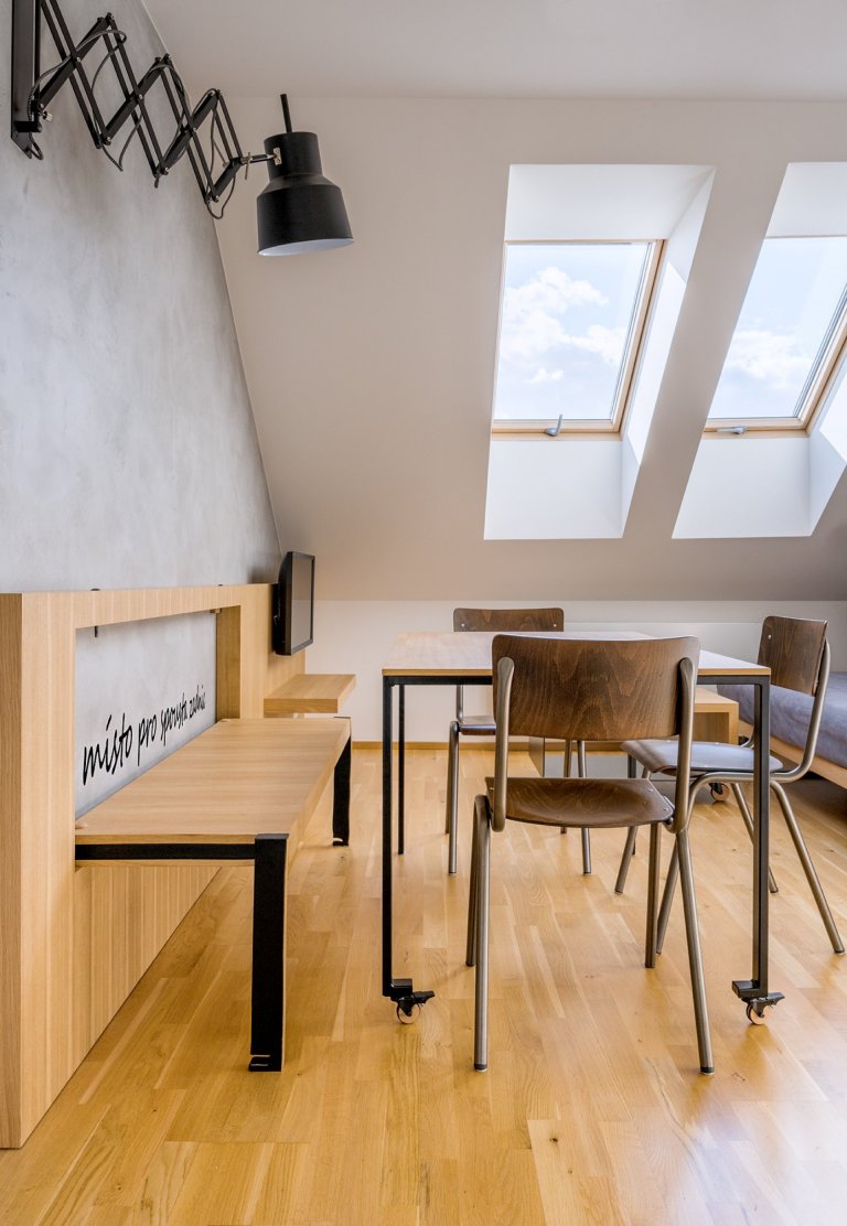 Investorka koupila mezonetový byt o&nbsp;výměře cca 72 m&sup2; a sama provedla částečnou rekonstrukci. My jsme dostali za úkol vytvořit obývací prostor s&nbsp…