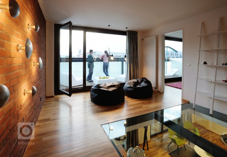 Interiéry vzorového bytu pro Real Estate Karlín Group v komplexu Cornlofts. Interiéry vznikaly v nově vybudované budově sýpky přetransformované v luxusní…