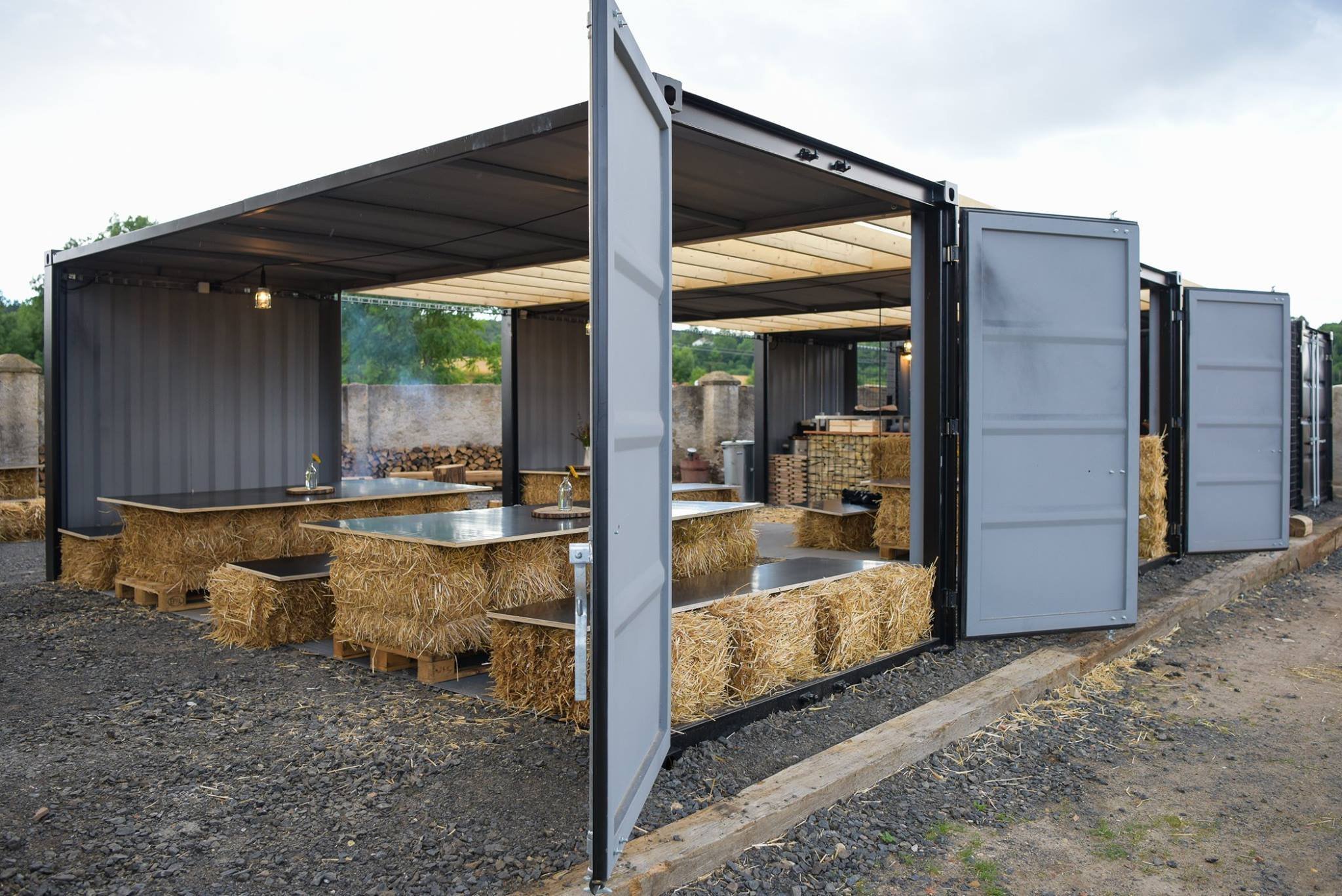 Venkovní bistro a eko terasa na statku Perlová Voda.&nbsp;
