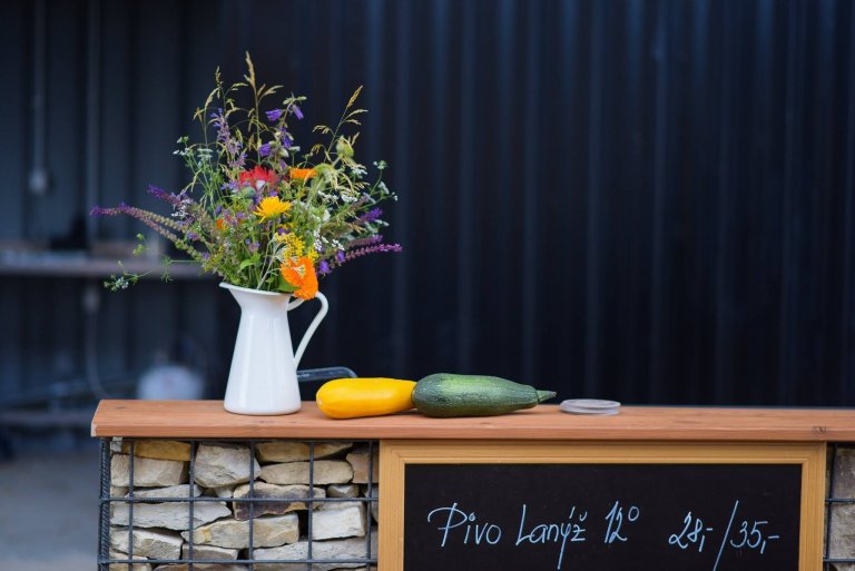 Venkovní bistro a eko terasa na statku Perlová Voda.&nbsp;
