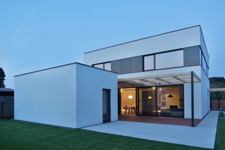 Novostavba rodinného domu v městské zástavbě, pozemek 450m2.
