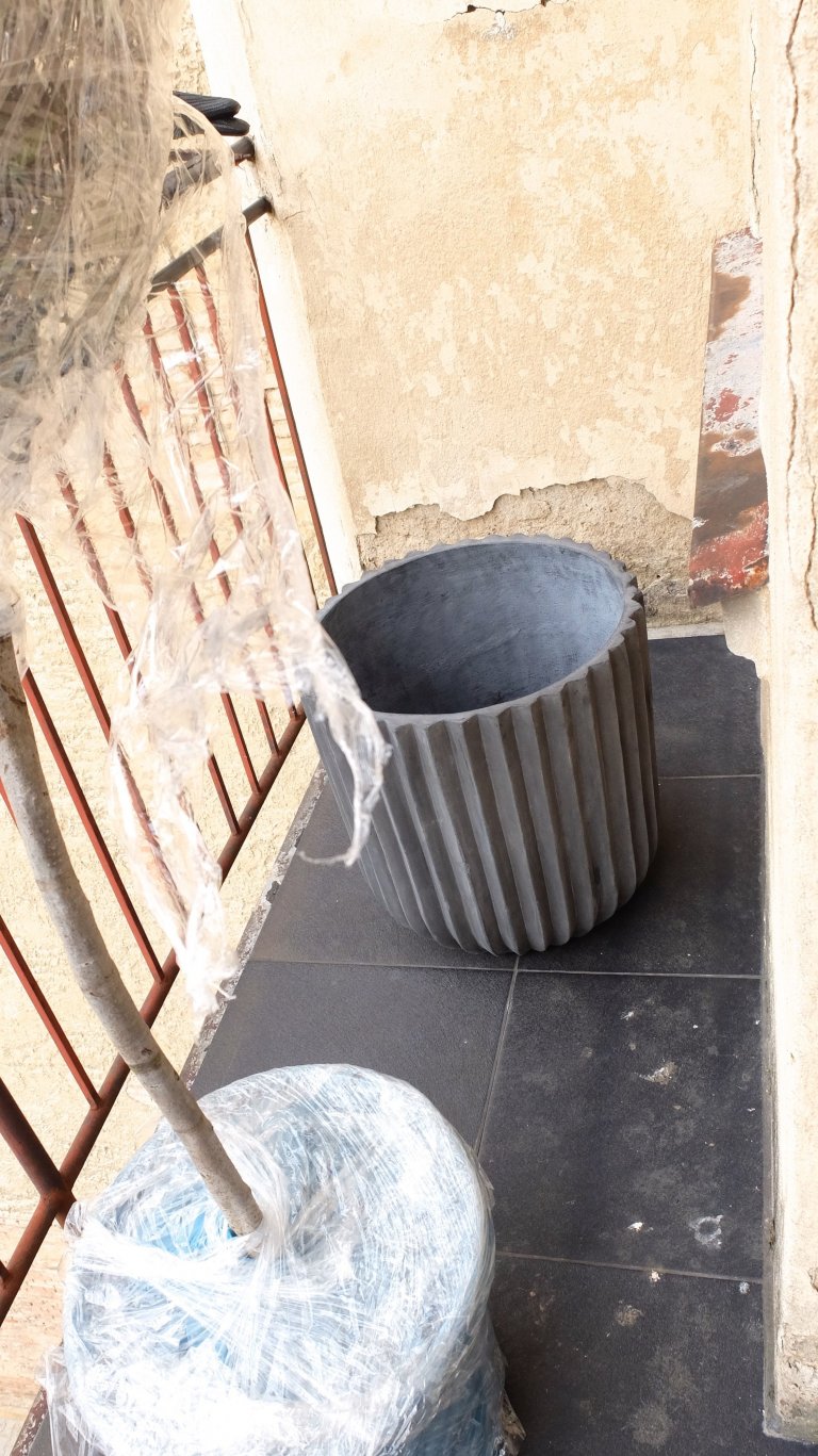 Starý malý balkonek, který si majitel přál zůtulnit

