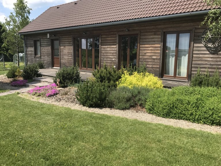 Zahrada u tohoto bungalovu&nbsp;měla volně navázat na okolní krajinu ...záměrně není u tohoto domu plot aby se&nbsp;zahrada propojila s okolím

