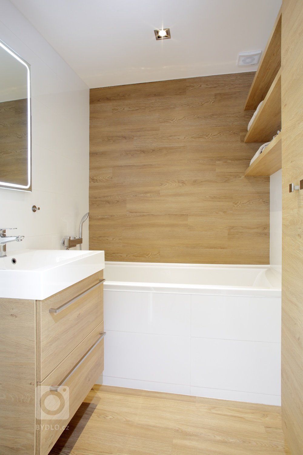 Ze dvou bytů jeden

Interiér panelového bytu s&nbsp;takto velkorysou dispozicí se podařilo vytvořit propojením dvou sousedících bytových jednotek. Majiteli…