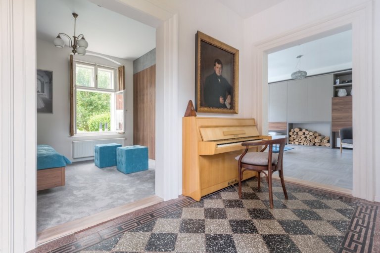 Statek postavený kolem roku 1880 měl typickou podobu české venkovské usedlosti, naším úkolem bylo zhostit se kompletní rekonstrukce interiérů.&nbsp;Požadavkem…