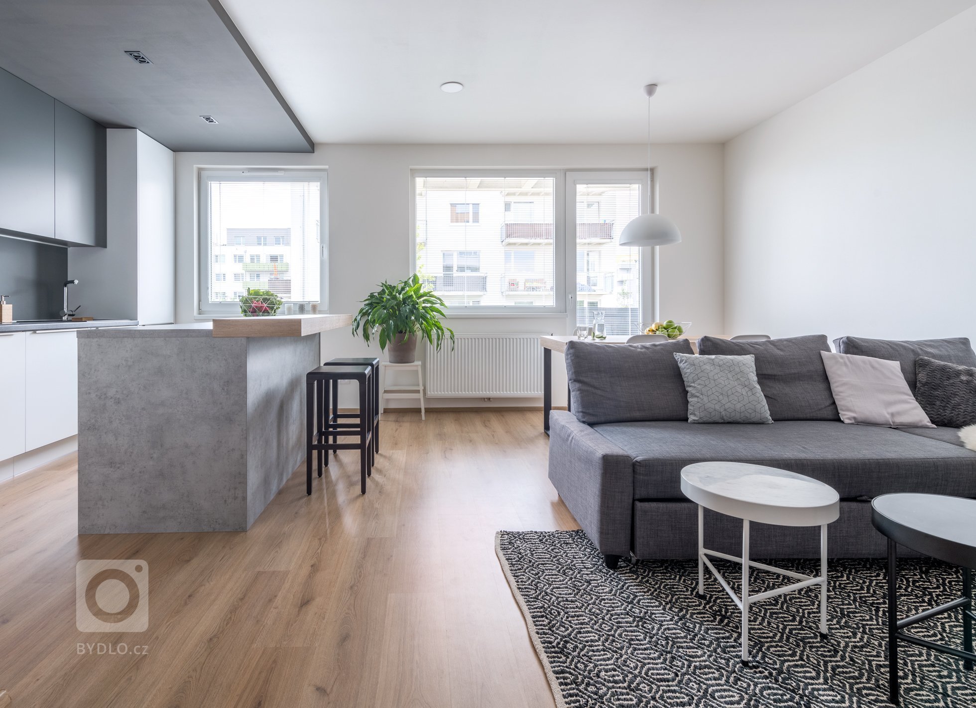 Moderní bytové interiéry se v&nbsp;posledních letech jednoznačně ubírají směrem k&nbsp;čistotě, jednoduchosti a&nbsp;vzdušnosti. Moderní interiér bytu v…