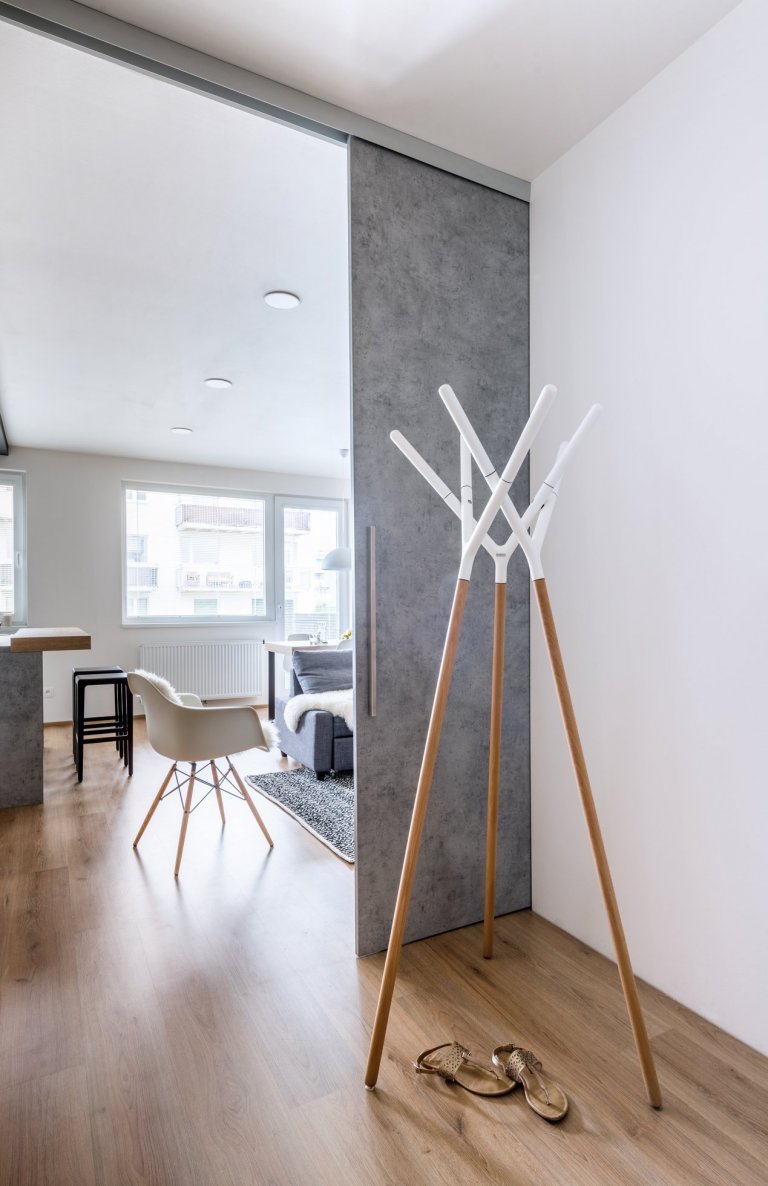 Moderní bytové interiéry se v&nbsp;posledních letech jednoznačně ubírají směrem k&nbsp;čistotě, jednoduchosti a&nbsp;vzdušnosti. Moderní interiér bytu v…