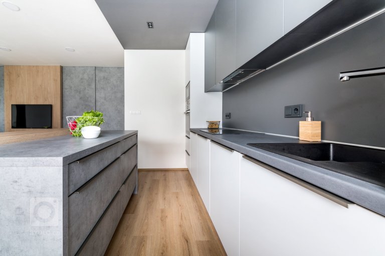 add picture to album