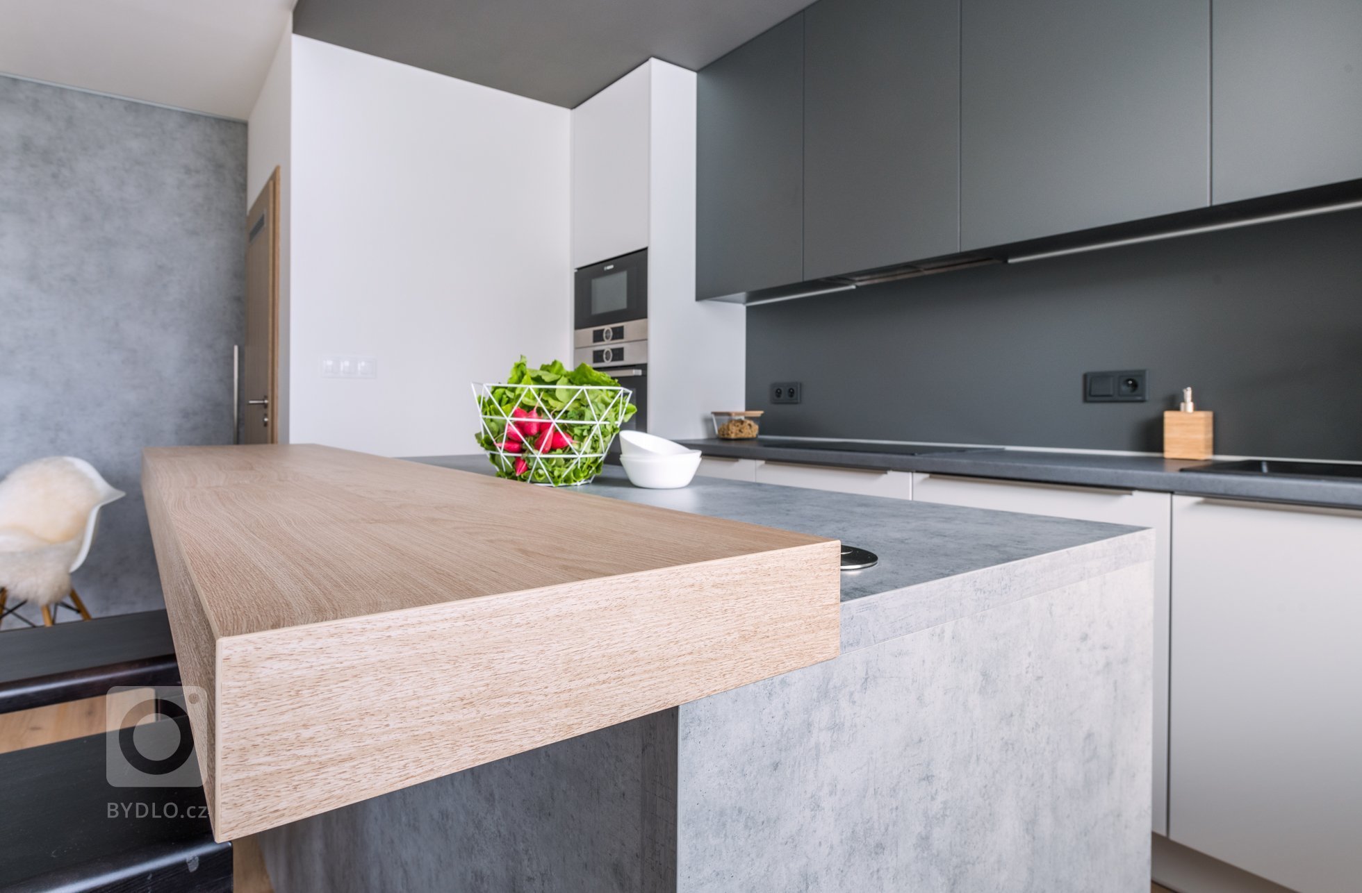 Moderní bytové interiéry se v&nbsp;posledních letech jednoznačně ubírají směrem k&nbsp;čistotě, jednoduchosti a&nbsp;vzdušnosti. Moderní interiér bytu v…