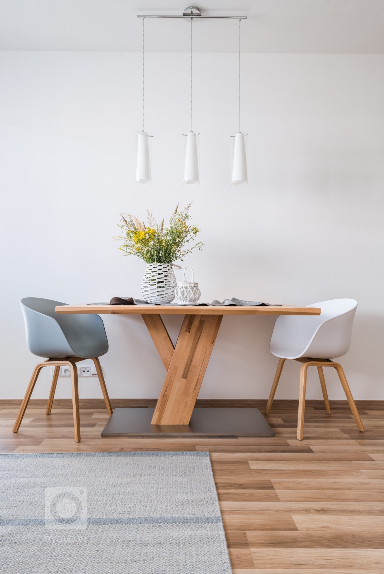 Interiér menšího bytu pro mladý pár je zařízen funkčně a jednoduše, s ohledem na úložné prostory.&nbsp;
