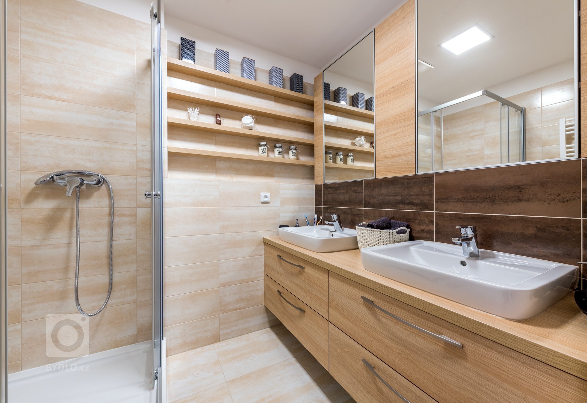 Interiér menšího bytu pro mladý pár je zařízen funkčně a jednoduše, s ohledem na úložné prostory.&nbsp;
