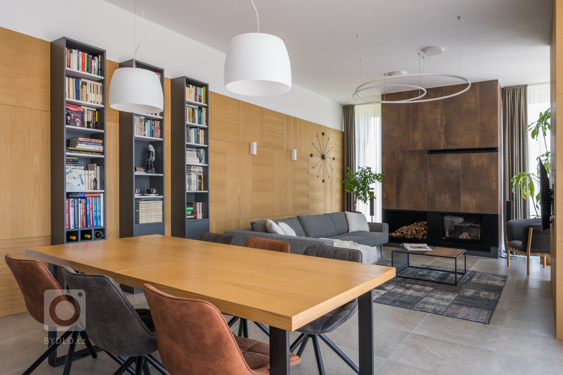 Kuchyňská&nbsp;linka doplněná ostrůvkem, navazuje na prostorný jídelní stůl.&nbsp;

Obývací pokoj doplněný o krb,&nbsp;zajišťuje příjemnou atmosféru.&nbsp;

…