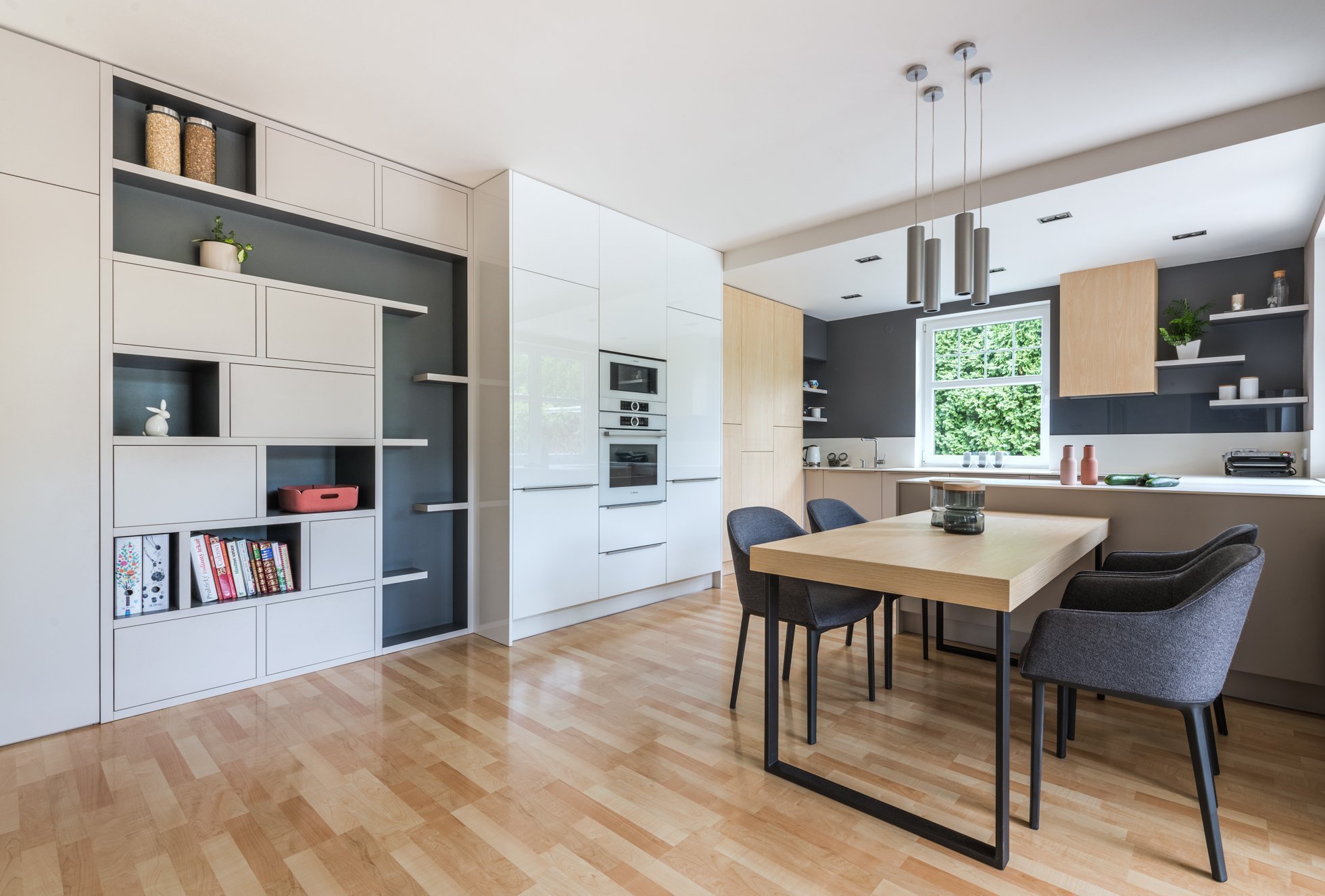 Majitelé rodinného domu mají tři kočky,&nbsp;proto jsme jim přizpůsobili interiér, kde mají každý regál, nebo knihovnu alespoň z části přístupnou.
