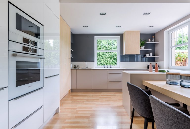 Majitelé rodinného domu mají tři kočky,&nbsp;proto jsme jim přizpůsobili interiér, kde mají každý regál, nebo knihovnu alespoň z části přístupnou.
