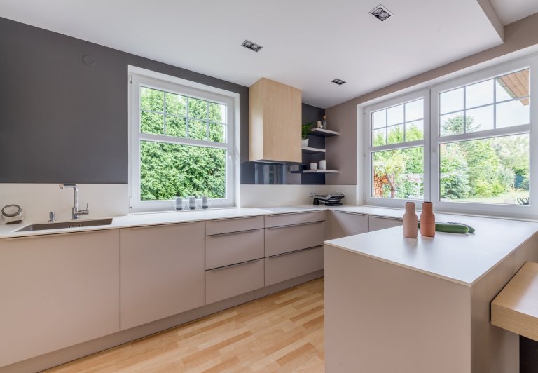 Majitelé rodinného domu mají tři kočky,&nbsp;proto jsme jim přizpůsobili interiér, kde mají každý regál, nebo knihovnu alespoň z části přístupnou.
