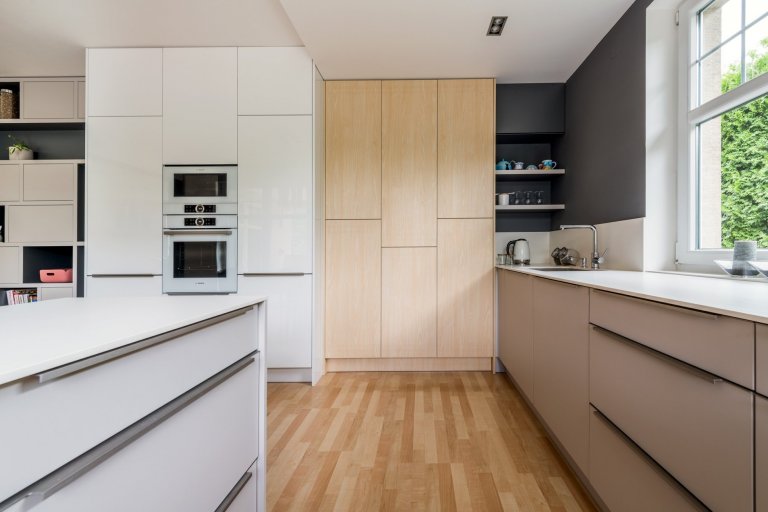 Majitelé rodinného domu mají tři kočky,&nbsp;proto jsme jim přizpůsobili interiér, kde mají každý regál, nebo knihovnu alespoň z části přístupnou.
