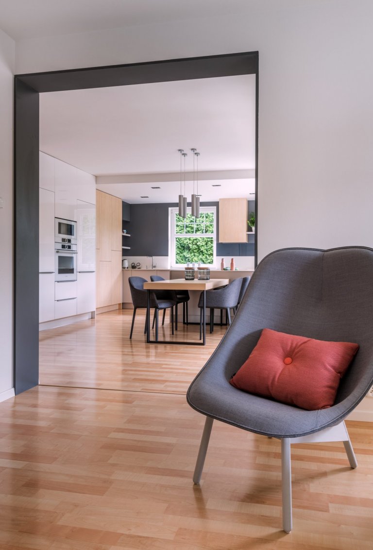 Majitelé rodinného domu mají tři kočky,&nbsp;proto jsme jim přizpůsobili interiér, kde mají každý regál, nebo knihovnu alespoň z části přístupnou.
