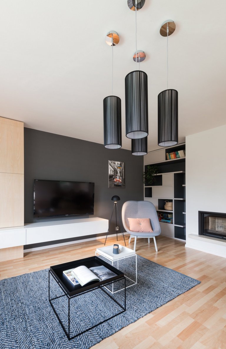 Majitelé rodinného domu mají tři kočky,&nbsp;proto jsme jim přizpůsobili interiér, kde mají každý regál, nebo knihovnu alespoň z části přístupnou.
