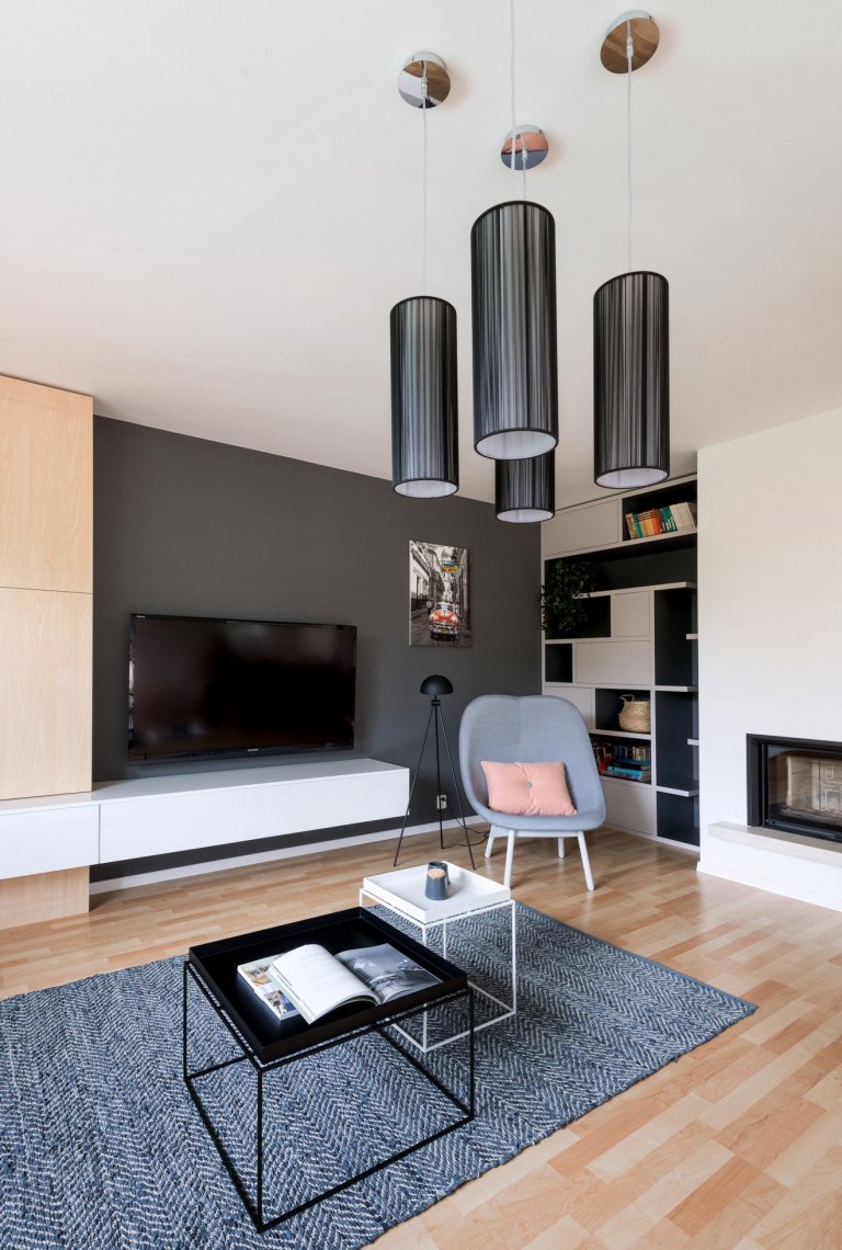 Majitelé rodinného domu mají tři kočky,&nbsp;proto jsme jim přizpůsobili interiér, kde mají každý regál, nebo knihovnu alespoň z části přístupnou.
