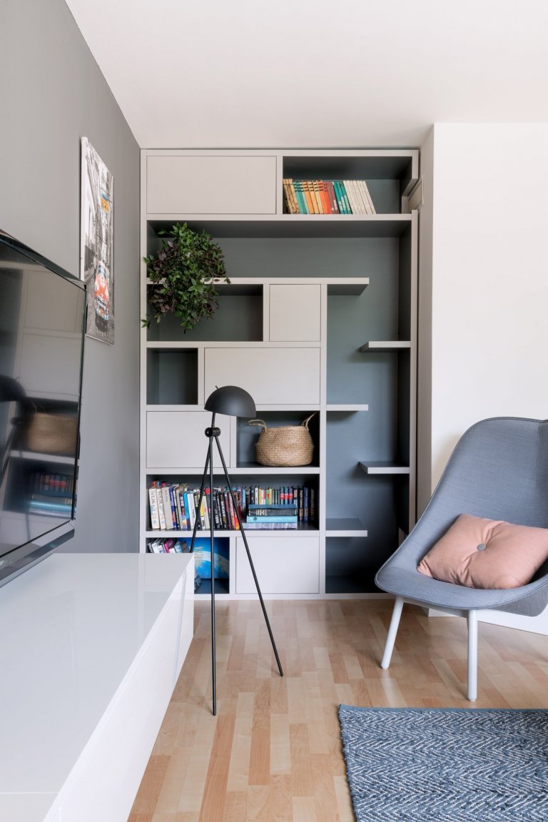 Majitelé rodinného domu mají tři kočky,&nbsp;proto jsme jim přizpůsobili interiér, kde mají každý regál, nebo knihovnu alespoň z části přístupnou.
