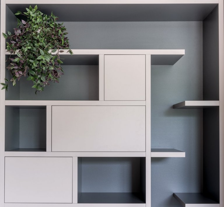 Majitelé rodinného domu mají tři kočky,&nbsp;proto jsme jim přizpůsobili interiér, kde mají každý regál, nebo knihovnu alespoň z části přístupnou.
