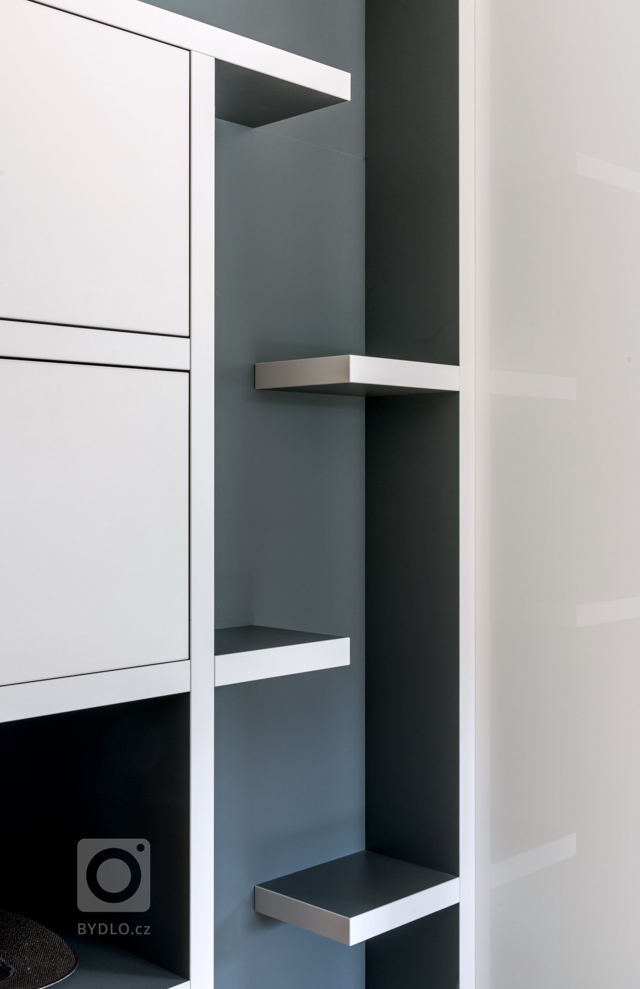 Majitelé rodinného domu mají tři kočky,&nbsp;proto jsme jim přizpůsobili interiér, kde mají každý regál, nebo knihovnu alespoň z části přístupnou.
