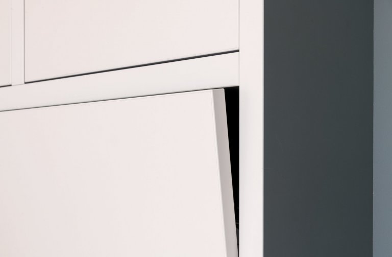 Majitelé rodinného domu mají tři kočky,&nbsp;proto jsme jim přizpůsobili interiér, kde mají každý regál, nebo knihovnu alespoň z části přístupnou.
