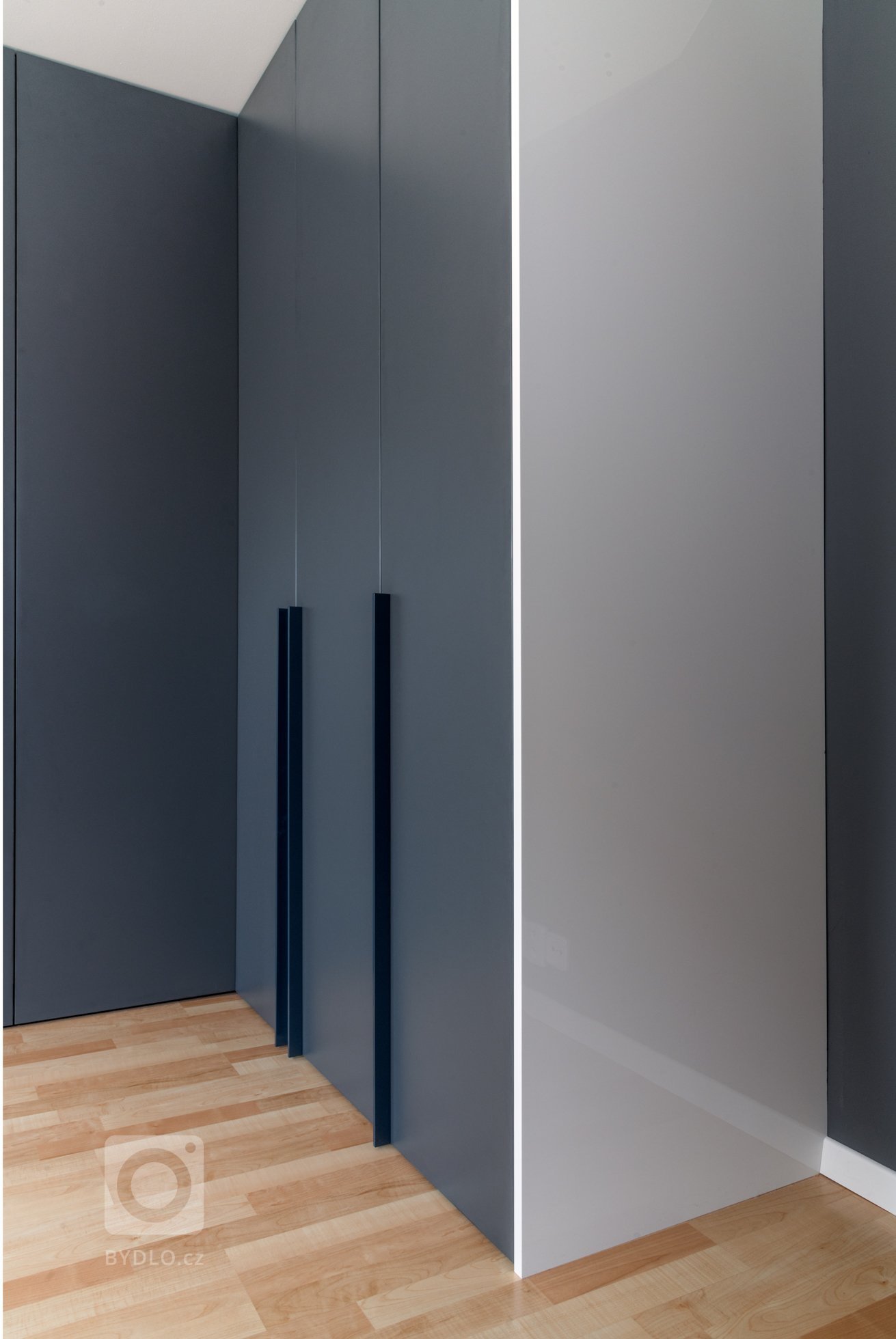 Majitelé rodinného domu mají tři kočky,&nbsp;proto jsme jim přizpůsobili interiér, kde mají každý regál, nebo knihovnu alespoň z části přístupnou.
