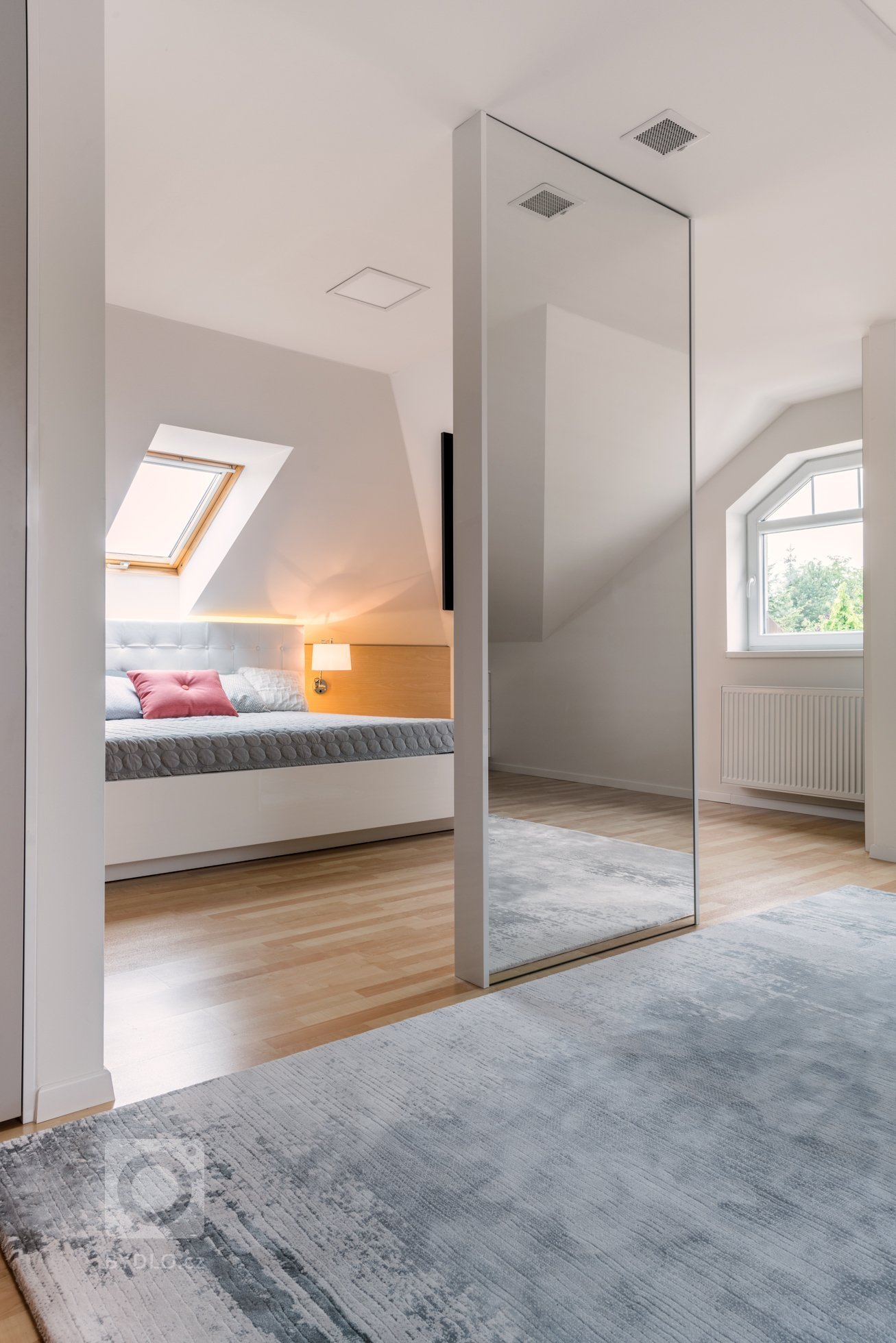 Majitelé rodinného domu mají tři kočky,&nbsp;proto jsme jim přizpůsobili interiér, kde mají každý regál, nebo knihovnu alespoň z části přístupnou.
