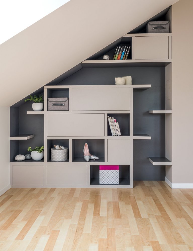 Majitelé rodinného domu mají tři kočky,&nbsp;proto jsme jim přizpůsobili interiér, kde mají každý regál, nebo knihovnu alespoň z části přístupnou.
