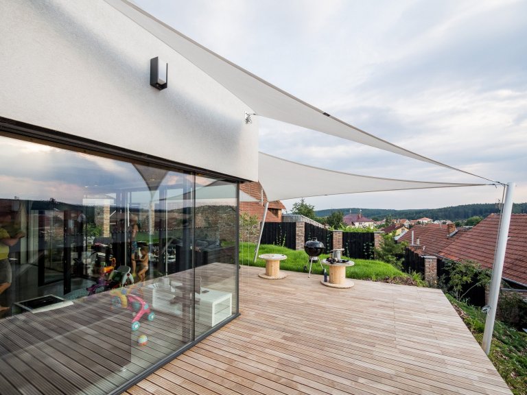 Luxusní ZENHOME u Brna s obřím rohovým prosklením se těší krásným výhledům do okolí. Původně nenápadný pozemek ve staré zástavbě bylo třeba navýšit (posloužila…