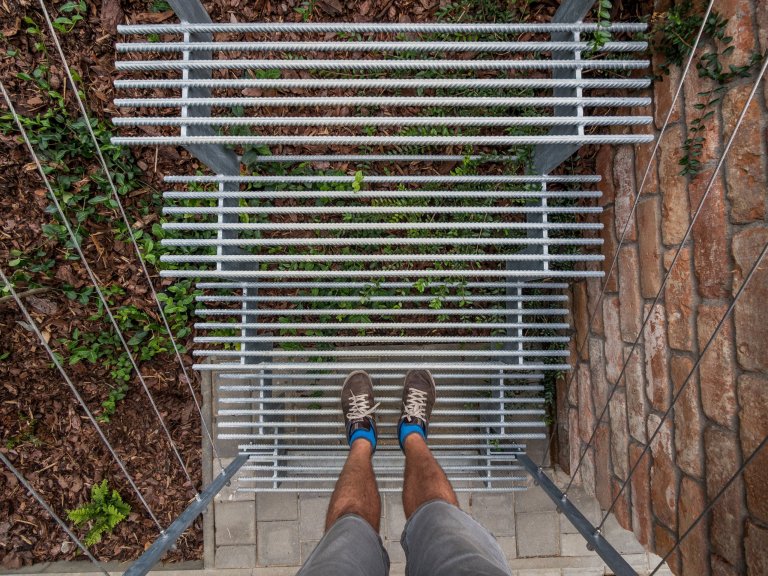 Luxusní ZENHOME u Brna s obřím rohovým prosklením se těší krásným výhledům do okolí. Původně nenápadný pozemek ve staré zástavbě bylo třeba navýšit (posloužila…