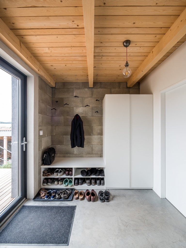 Luxusní ZENHOME u Brna s obřím rohovým prosklením se těší krásným výhledům do okolí. Původně nenápadný pozemek ve staré zástavbě bylo třeba navýšit (posloužila…