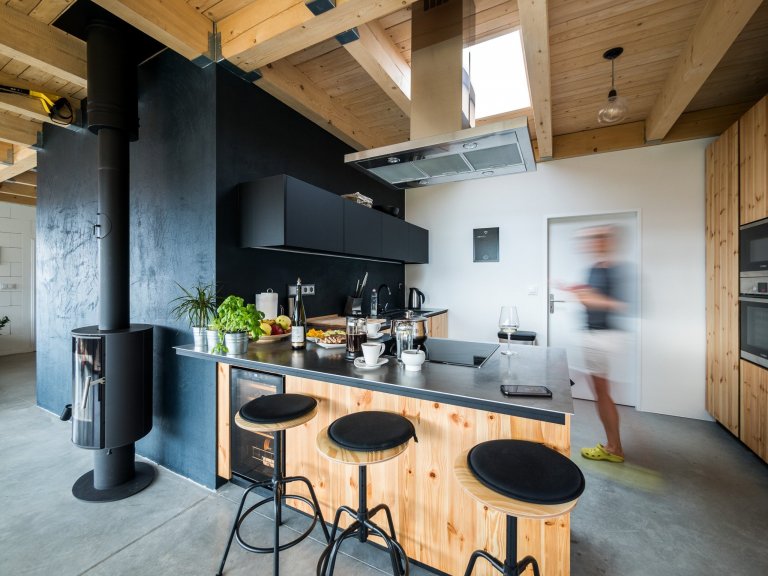 Luxusní ZENHOME u Brna s obřím rohovým prosklením se těší krásným výhledům do okolí. Původně nenápadný pozemek ve staré zástavbě bylo třeba navýšit (posloužila…