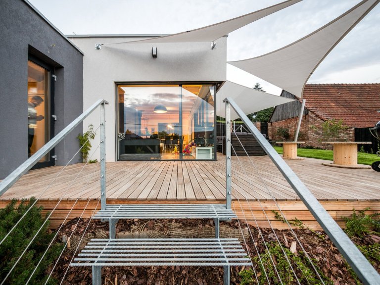 Luxusní ZENHOME u Brna s obřím rohovým prosklením se těší krásným výhledům do okolí. Původně nenápadný pozemek ve staré zástavbě bylo třeba navýšit (posloužila…